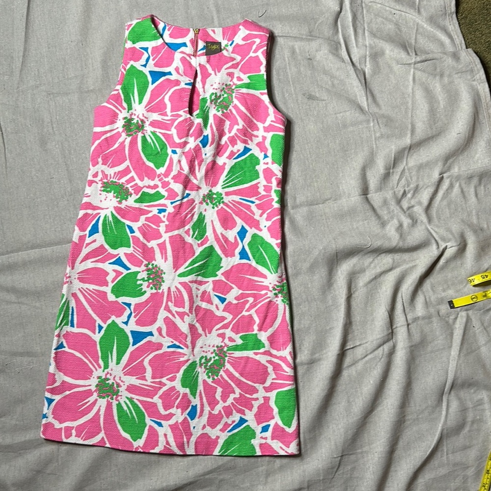 Taylor floral dress with keyhole neckline and zipper detail in back size 8